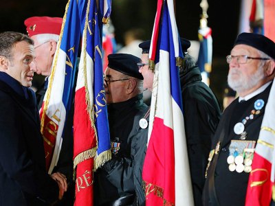 Emmanuel Macron avec des vétérans, le 7 novembre 2018 à La Flamengrie - LUDOVIC MARIN [POOL/AFP]