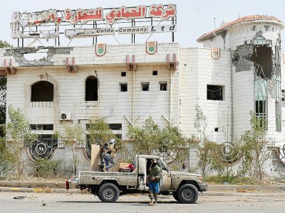 Des membres des forces progouvernementales avancent vers le port de Hodeida, dans l'ouest du Yémen, le 7 novembre 2018 - Khaled Ziad [AFP]