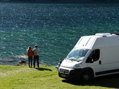 Kevin et Tifenn ont posé leur van au lac du barrage de Saint-Guérin, près de Beaufort, ici en octobre 2018 - JEAN-PIERRE CLATOT [AFP]