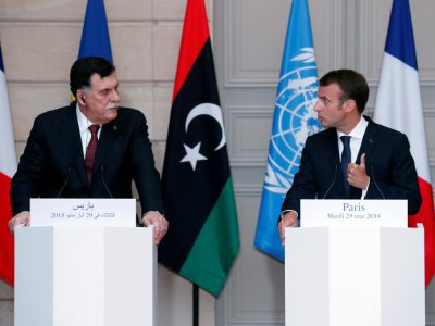 Le Premier ministre du gouvernement libyen internationalement reconnu, Fayez al-Sarraj (G), et le président français Emmanuel Macron, le 29 mai 2018 à Paris - Etienne LAURENT [POOL/AFP/Archives]