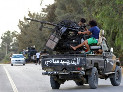 Des miliciens fidèles au gouvernement libyen d'union nationale (GNA), le 25 septembre 2018 dans le sud de la capitale Tripoli, théâtre de combats - MAHMUD TURKIA [AFP/Archives]