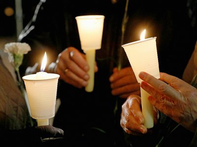 Des bougies sont allumées pour commémorer le 80e anniversaire de la "Nuit de cristal" sur le site d'une ancienne synagogue à Schwerin en Allemagne, le 8 novembre 2018 - Bernd WUESTNECK [dpa/AFP]