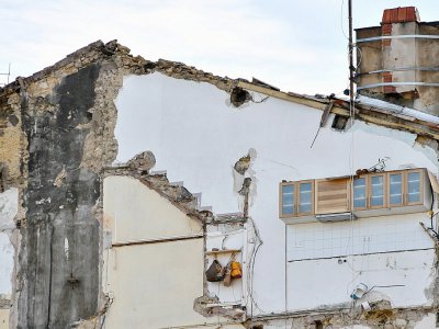 Des placards de cuisine encore accrochés le 8 novembre sur le mur d'un immeuble effondré à Marseille - GERARD JULIEN [AFP]