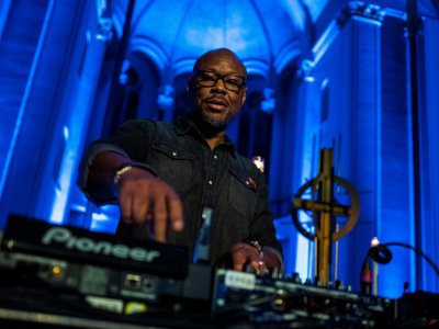 Le DJ et pasteur Robert Hood mixe dans l'église Saint Thomas à Berlin, le 9 novembre 2018 - John MACDOUGALL [AFP]