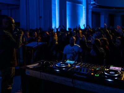 Une foule assiste à une "messe techno" par le DJ et pasteur Robert Hood, à Berlin, le 9 novembre 2018 - John MACDOUGALL [AFP]