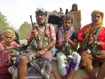 Les forces progouvernementales du Yémen, ici en périphérie de la ville portuaire de Hodeida le 9 novembre 2018, veulent reprendre le contrôle de la cité aux mains des Houthis - STRINGER [AFP]