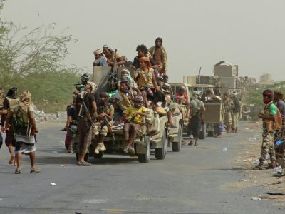 Les forces loyalistes yéménites se rassemblent en périphérie est de la ville de Hodeida, qu'elles veulent reprendre aux rebelles Houthis, le 9 novembre 2018 - STRINGER [AFP]