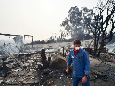 Le pasteur Brian La Spade au milieu des décombres dans le quartier de Points Dume à Malibu, en Californie - Robyn Beck [AFP]