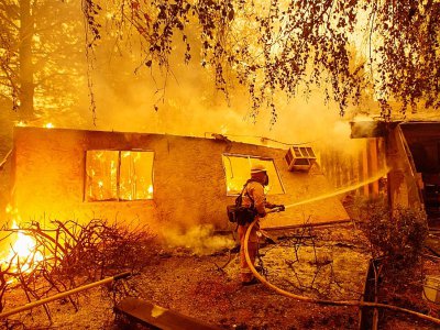 Des pompiers luttent contre l'incendie qui dévaste des habitations à Paradise, en Californie, le 10 novembre 2018. - Josh Edelson [AFP]