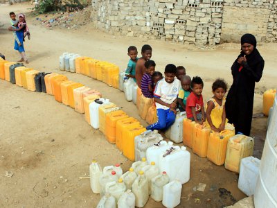 Des enfants déplacés de la ville yéménite de Hodeida attendant le 10 novembre 2018 de pouvoir remplir leurs bidons d'eau dans un camp installé à Abs, dans la province de 
d'Al Hajjah (nord-ouest) - ESSA AHMED [AFP]