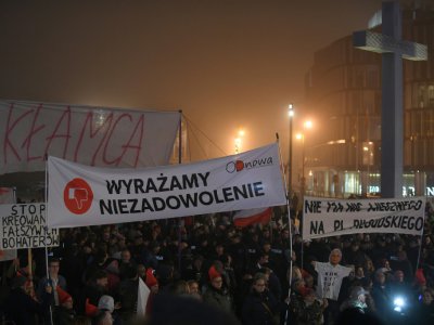 Des centaines de personnes manifestent contre l'inauguration d'une statue de l'ancien président polonais Lech Kaczynski sur la place Pilsudski à Varsovie le 10 novembre 2018 - Janek SKARZYNSKI [AFP]