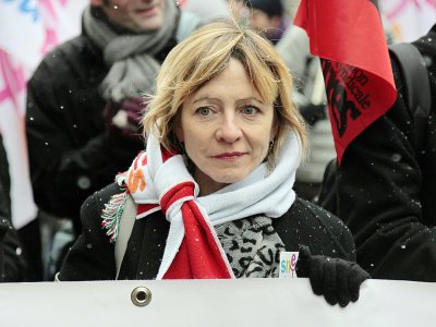 La secrétaire générale du Snes-FSU, Fréderique Rolet, dans une manifestation à Paris en le 1er décembre 2010 - JACQUES DEMARTHON [AFP/Archives]