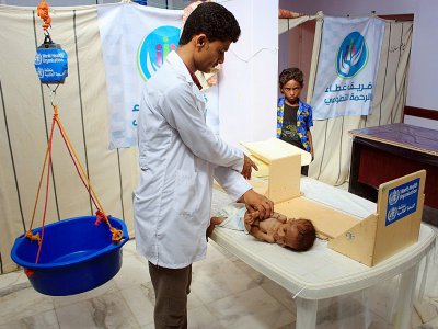 Un médecin yéménite ausculte un nourrisson souffant de malnutrition dans la région de Abs, dans le nord-ouest du Yémen, le 11 novembre 2018 - ESSA AHMED [AFP]