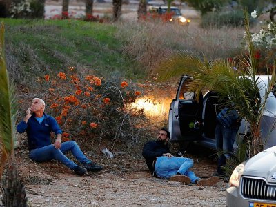 Des Israéliens dans la ville de Sderot se mettent à l'abri de tirs de roquettes en provenance de la bande de Gaza le 12 novembre 2018 - Jack GUEZ [AFP]
