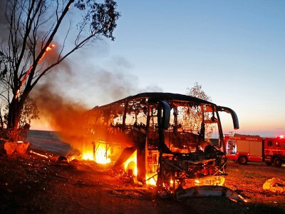 Un bus en feu le 12 novembre 2018 en Israël, à proximité de la bande de Gaza, après avoir été touché par une roquette tirée de l'enclave palestinienne - Menahem KAHANA [AFP]
