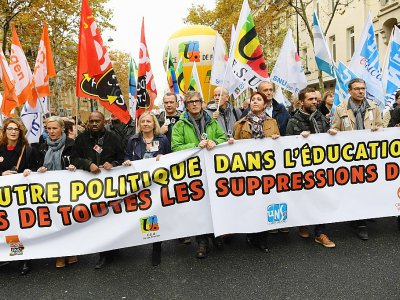 Des enseignants protestent contre les suppressions de postes dans l'enseignement, le 12 novembre 2018 à Paris - CHRISTOPHE ARCHAMBAULT [AFP]