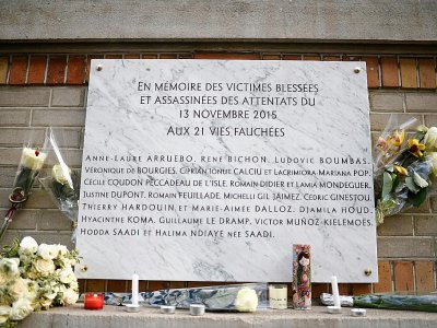 Plaque en mémoire des victimes de tirs au café La Belle Equipe, à Paris le 13 novembre 2017 - STEPHANE DE SAKUTIN [AFP/Archives]