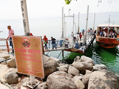 Un bateau de tourisme débarque des visiteurs malaysiens au bord du lac de Tibériade, le 8 octobre 2018 en Israël - JACK GUEZ [AFP]