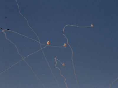Des missiles du système de défense aérienne israélien Iron Dome interceptant des tir de missiles en provenance de la bande de Gaza, le 13 novembre 2018 au-dessus de la ville israélienne d'Ashkélon - GIL COHEN-MAGEN [AFP]