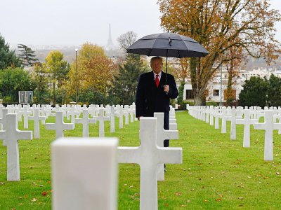 Le président Donald Trump rend hommage aux soldats américains morts lors de la Première Guerre mondiale, au cimetière américain de Suresnes, près de Paris, le 11 novembre 2018 - SAUL LOEB [AFP]