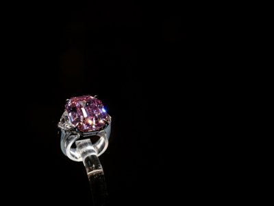 Le Pink Legacy, un diamant rose de 18.96 carats, le 8 novembre 2018 - Fabrice COFFRINI [AFP]