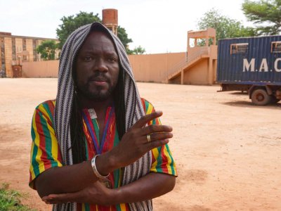 Le chanteur et star du reggae burkinabè Freeman Tapily, qui intervient avec des spectacles dans les prisons, le 1er novembre 2018 - ISSOUF SANOGO [AFP]