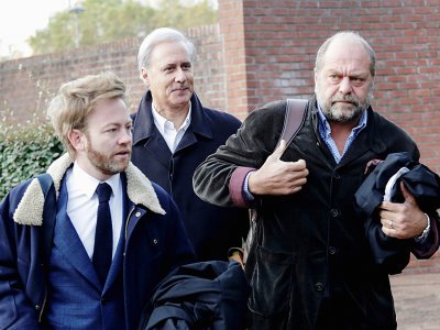 Georges Tron et deux de ses avocats, Antoine Vey (G) et Eric Dupond-Moretti (D)le 23 ocotbre 2018 à leur arrivée au palais de justice de Bobigny. - Thomas SAMSON [AFP/Archives]