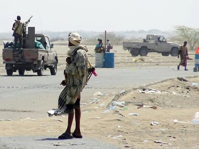Un membre des forces pro-gouvernementales patrouille dans les faubourgs d'Hodeida au Yémen, le 13 novembre 2018 - STRINGER [AFP]