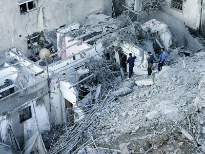 Des Palestiniens inspectent les dégâts après un raid israélien sur la ville de Gaza, le 13 novembre 2018 - MAHMUD HAMS [AFP]