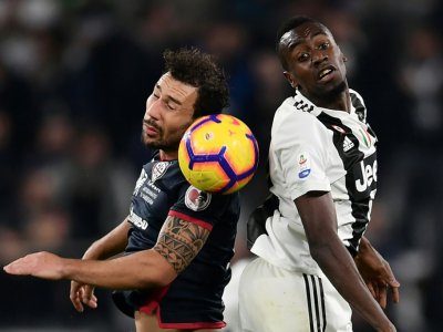 Blaise Matuidi (d) sous le maillot de la Juventus contre Cagliari en championnat d'Italie, le 3 novembre 2018 à Turin - MARCO BERTORELLO [AFP/Archives]