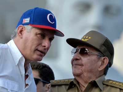Le président cubain Miguel Diaz-Canel et son prédecesseur Raul Castro à La Havane le 1er mai 2018 - Yamil LAGE [AFP/Archives]