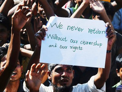Des réfugiés Rohingyas manifestent contre un programme de rapatriement dans un camp près de Teknaf au Bangladesh, le 15 novembre 2018 - Dibyangshu SARKAR [AFP]
