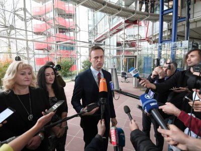 Alexeï Navalny répond à la presse le 15 novembre après la décision de la Cour européenne des Droits de l'homme - Frederick FLORIN [AFP]