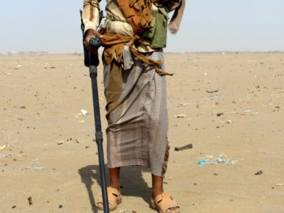 Un membre des forces yéménites progouvernementales utilise un détecteur pour chercher des mines, dans la banlieue est de Hodeida, le 14 novembre 2018 - Saleh Al-OBEIDI [AFP]