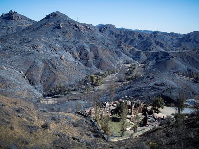 La végétation sur les collines de Santa Monica, près de Los Angeles, a été complètement détruite par l'incendie quyi sévit depuis une semaine dans le sud de la Calfornie, le 14 novembre 2018 - DAVID MCNEW [AFP]