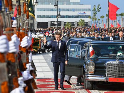 Le président français Emmanuel Macron arrive à la gare de Tanger, dans le nord du Maroc, le 15 novembre 2018, pour l'inauguration d'une ligne de train à grande vitesse - Christophe ARCHAMBAULT [POOL/AFP]