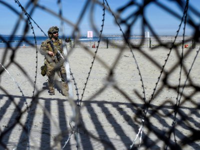 Un membre des forces américaines monte la garde à la frontière avec le Mexique sur la plage de Tijuana, le 15 novembre 2018 - ALFREDO ESTRELLA [AFP]