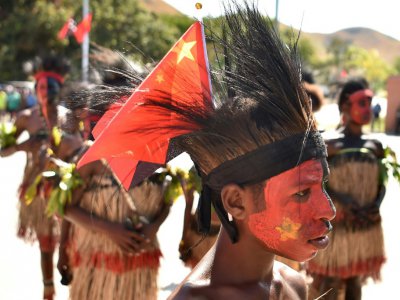 Des Papouasiens aux couleurs de la Chine pour la cérémonie d'accueil à Port Moresby, le 16 novembre 2018 - Peter PARKS [POOL/AFP]