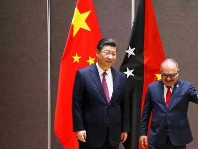 Le président chinois Xi Jinping accueilli par le Premier ministre papouasien Peter O'Neill avant le sommet de l'Apec à Port Moresby, le 16 novembre 2018 - DAVID GRAY [POOL/AFP]