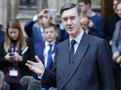 Le chantre du Brexit Jacob Rees-Mogg s'adresse à la presse devant le palais de Westminster à Londres, le 15 novembre 2018 - Adrian DENNIS [AFP]