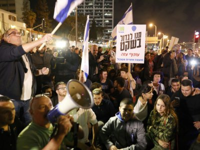 Des Israéliens manifestent contre un récent cessez-le-feu avec le Hamas palestinien dans la bande de Gaza, à Tel-Aviv, le 15 novembre 2018 - MENAHEM KAHANA [AFP]