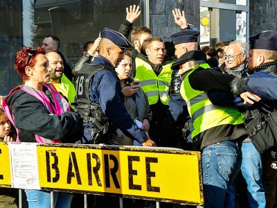 Policiers évacuant des manifestants en gilet jaune à Albert (Somme), avant l'arrivée du président Macron, le 9 novembre 2018 lors des commémorations du centenaire de la Grande Guerre. Les "gilets jaunes" protestent notamment contre la hausse des prix - PHILIPPE HUGUEN [AFP/Archives]