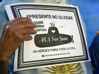 Un proche de l'équipage du sous-marin disparu San Juan, lors d'une marche à Buenos Aires le 15 mai 2018 - JUAN MABROMATA [AFP/Archives]