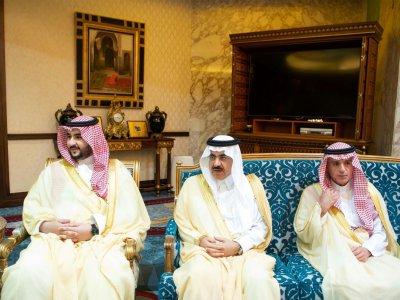 Sur cette photo fournie par le Palais royal saoudien, Khalid ben Salmane, frère de MBS et ambassadeur aux Etats-Unis (GAUCHE) et le ministre des Affaires étrangères Adel al-Jubeir participent à une réunion avec le secrétaire d'Etat américain Mike Pom - BANDAR AL-JALOUD [Saudi Royal Palace/AFP/Archives]