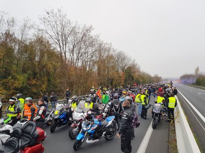 Manifestation du 17 novembre 2018 des gilets jaunes à Dozulé (Calvados). Cortège arrêté sur l'A13. - Etienne Escuer