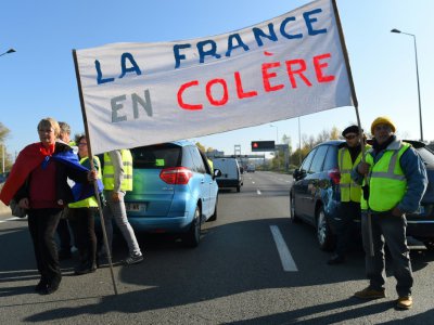 Manifestation des gilets jaunes à Bordeaux le 17 novembre 2018 contre la hausse du prix de l'essence - NICOLAS TUCAT [AFP]