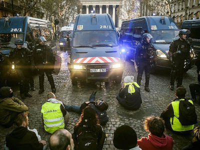 Gendarmes et "gilets jaunes" se font face près de l'Elysée, le 17 novembre 2018 - Lucas BARIOULET [AFP]