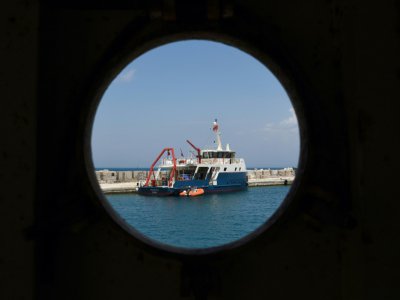 A bord du bateau Ina Virazon II, utilisé pour des expéditions sous-marines d'archéologie, en Albanie le 17 juillet 2018 - Gent SHKULLAKU [AFP]