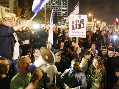 Des Israéliens manifestent contre un récent cessez-le-feu avec le Hamas palestinien dans la bande de Gaza, à Tel-Aviv, le 15 novembre 2018 - MENAHEM KAHANA [AFP]