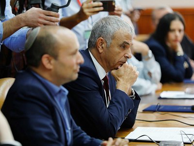 Les ministres israéliens des Finances Moshé Kahlon (D) et de l'Education Naftali Bennett (G) lors du Conseil des ministres à Jérusalem, le 18 novembre - ABIR SULTAN [POOL/AFP]